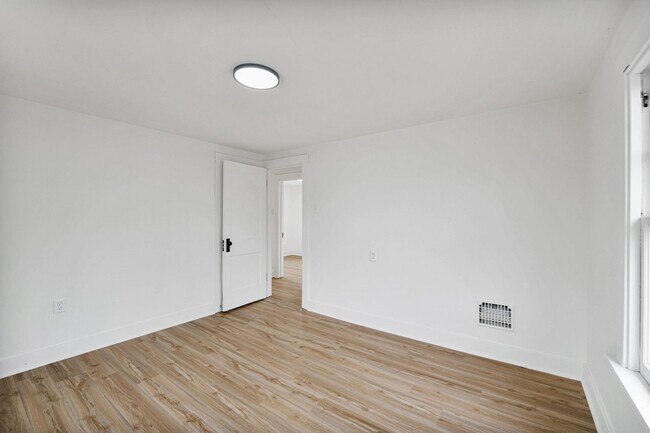 Building Photo - COMING SOON - 3 BEDROOM HOUSE ON SPRING ST