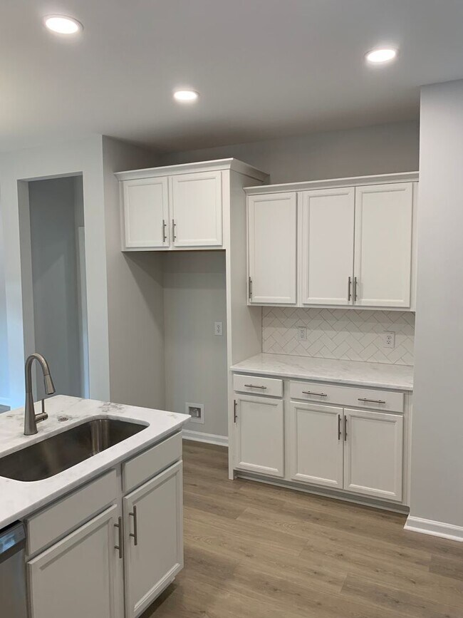 Building Photo - Modern Living in Windsor Hill