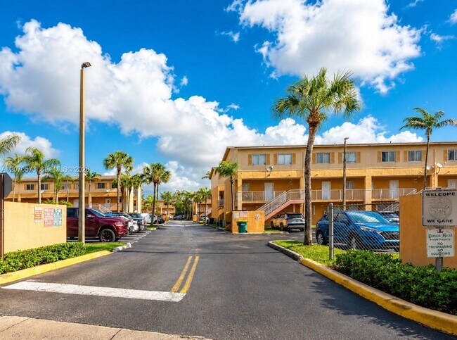 Building Photo - 6235 SW Kendale Lakes Cir