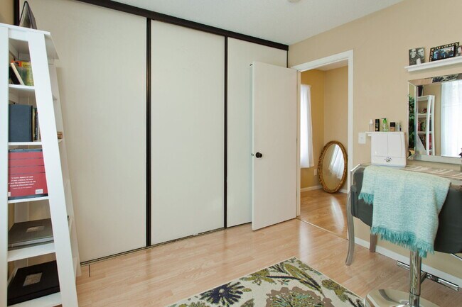 Building Photo - Charming 3-Bed Duplex in SE Minneapolis