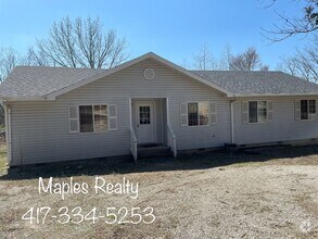 Building Photo - 4 bedroom, 2 bath furnished HOUSE in the H...