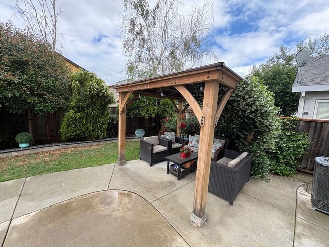 Building Photo - Beautiful 3 Bedroom 2.5 Bath Brentwood Home With SOLAR