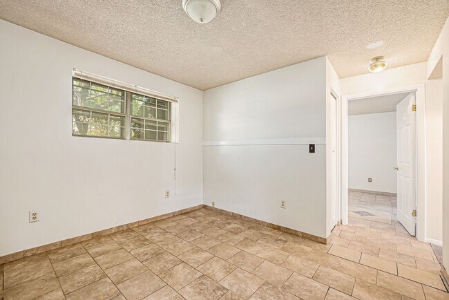 Building Photo - Spacious 3BD 2 Bath Home