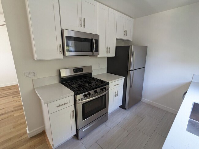 Building Photo - 1320 N Martel Ave