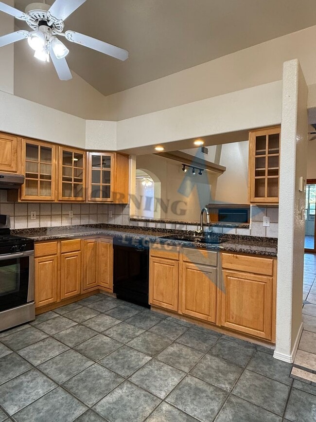 Building Photo - 4 bedroom, 4 bath house - Must see landscaping!