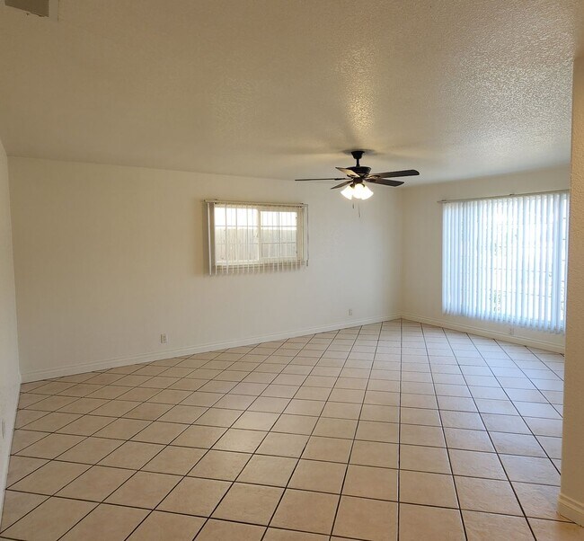 Building Photo - Your Perfect Ventura Retreat 4 bedroom 2 f...