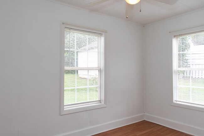 Building Photo - 105 Burns St