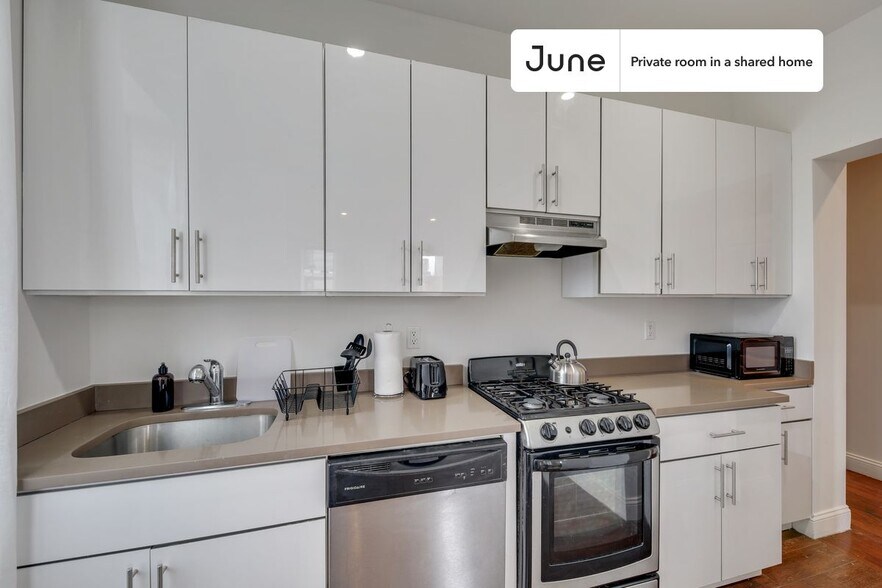Building Photo - Private bedroom in 4 bed/1 bath Home