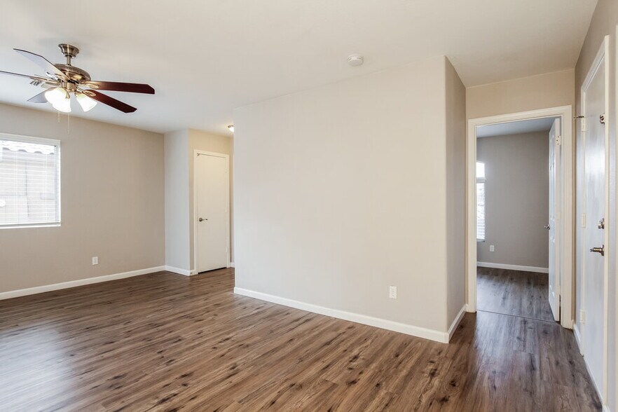 Building Photo - 2613 S 71st Dr