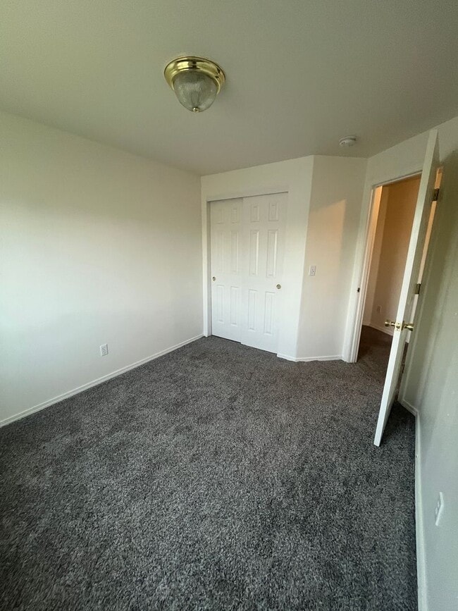 Building Photo - Beautiful Large 3 bedroom 2.5 bath home
