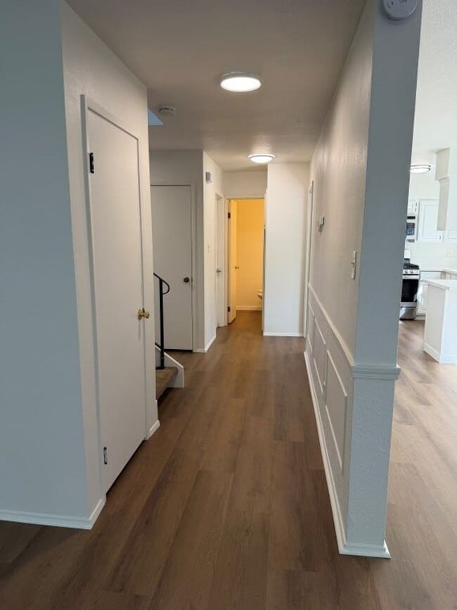 Building Photo - Updated Knollwood Condo with Community Pool