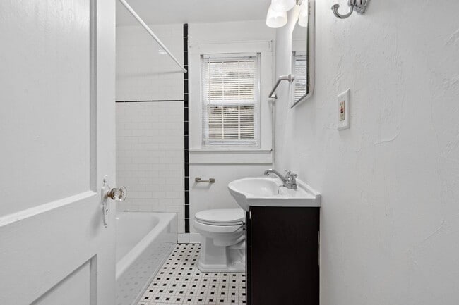 Building Photo - 557 Beverly Ct