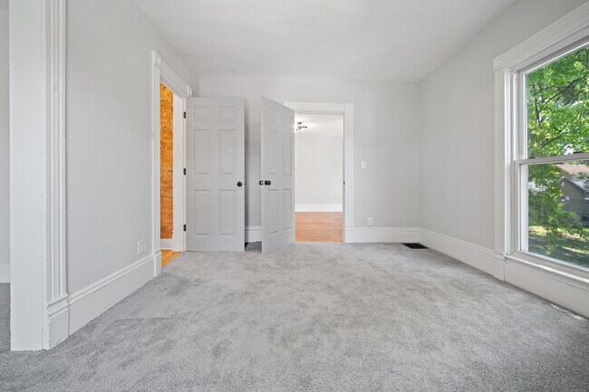 Building Photo - 1101 N Oak St