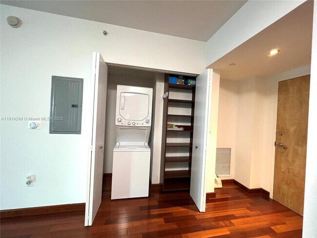 Building Photo - 350 S Miami Ave