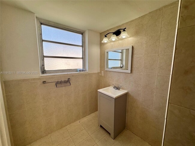 Building Photo - 100 NW 64th Ct