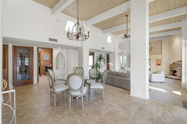 Building Photo - Beautiful 5 bed/4 bath + Den in Desirable Paradise Valley