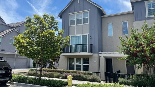 Building Photo - Gorgeous 4 Bed/4 Bath End Unit Condo with ...