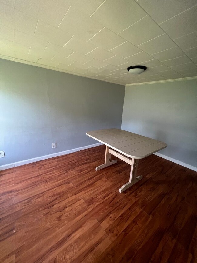 Building Photo - 3 Bedroom 1 Bath Home