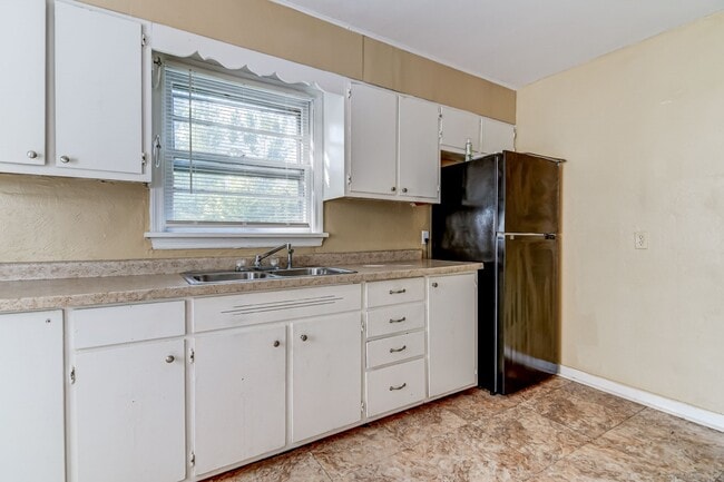 Building Photo - 759 E Lawrence St