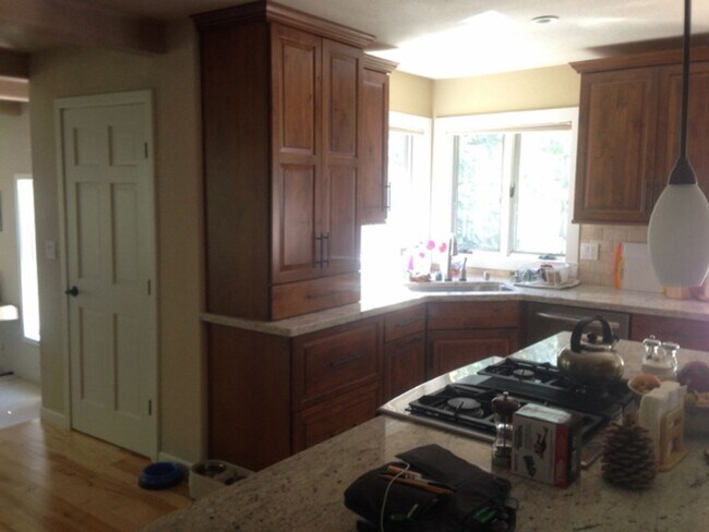 Building Photo - Quiet family home