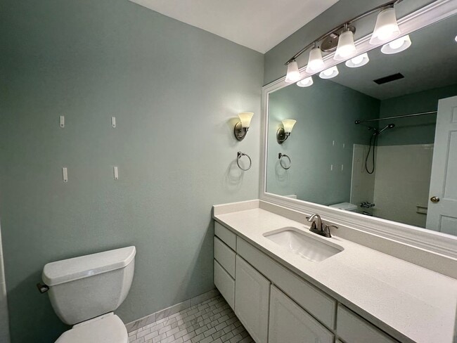 Building Photo - Large 4 bedroom ranch in Forest Hills