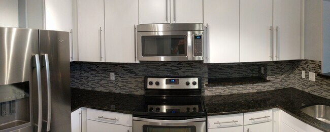 Building Photo - Beautifull Spacious 2 Bedroom 2 Bath Townh...