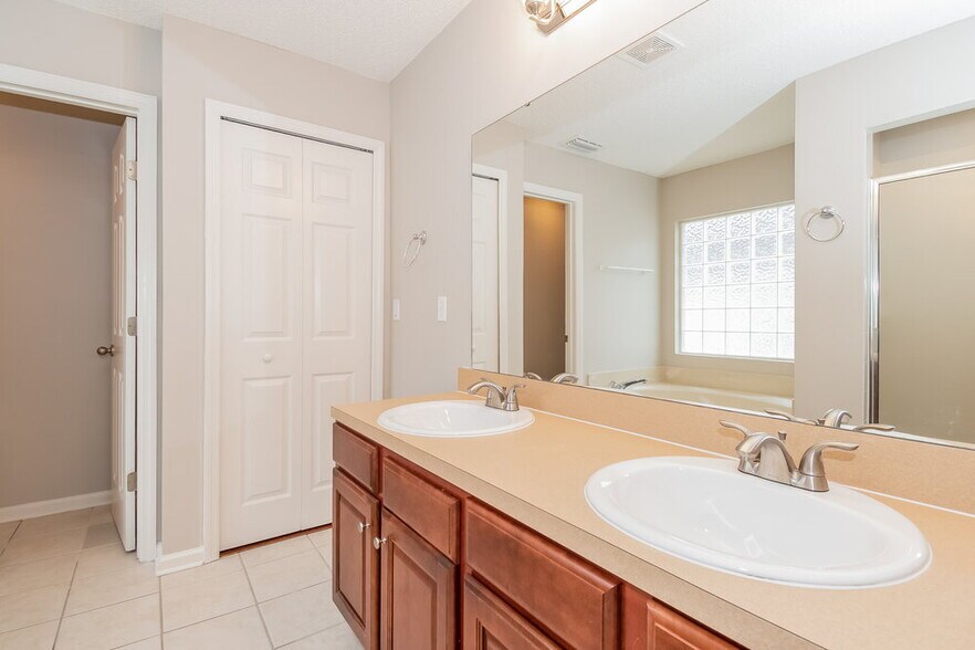 Building Photo - 1864 Creekview Dr