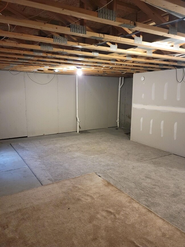 Building Photo - 4241 Estate Dr S