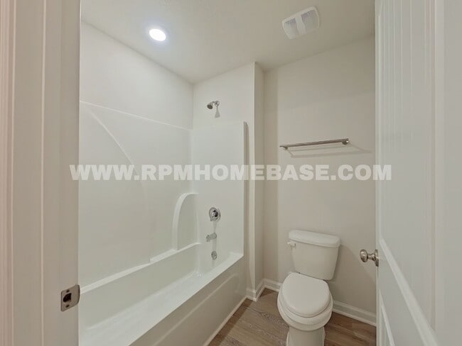Building Photo - Spacious 5-Bedroom Home with Flexible Livi...