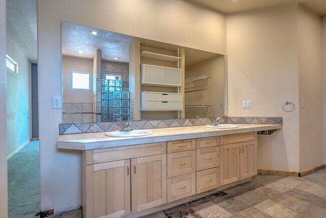 Building Photo - Gorgeous, Custom 4 bed, 3 bath Pet-Friendl...