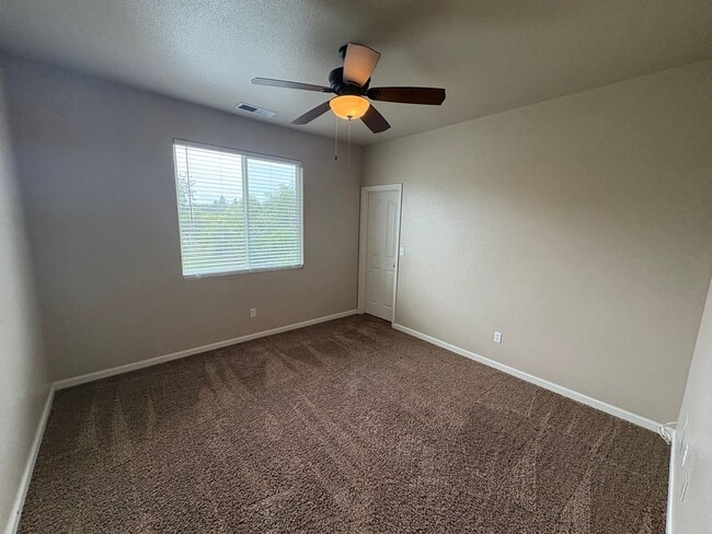 Building Photo - Spacious NW Visalia home Near Shopping Center Available Now!