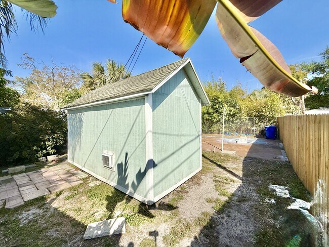 Building Photo - 713 Smith St