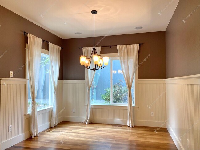 Building Photo - 3BR - 2.5 BA Charming Greenway Home in Lar...