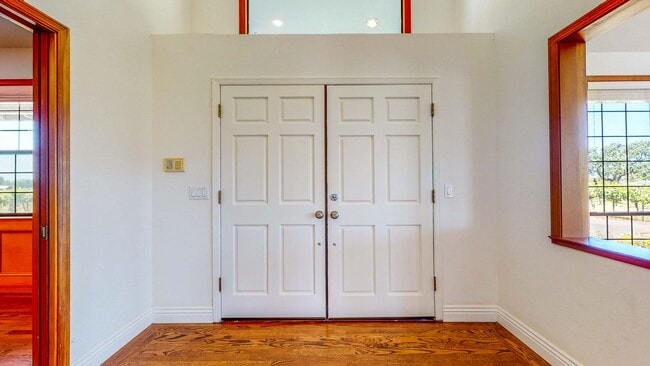 Building Photo - Beautiful 4 bedroom 3.5 bath Home with 2 c...