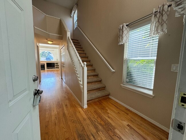 Building Photo - Beautiful 3 bedroom, 2.5 bathroom home in ...