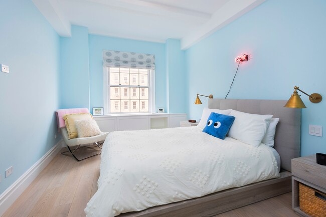 Building Photo - 25 5th Ave