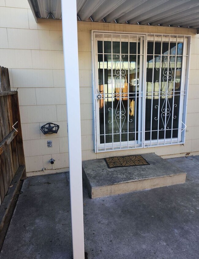 Building Photo - Centrally located condo