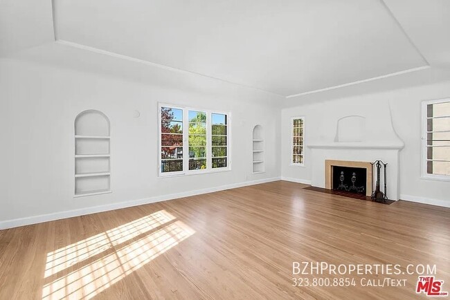 Building Photo - Charming Duplex in McCarthy Circle – Class...