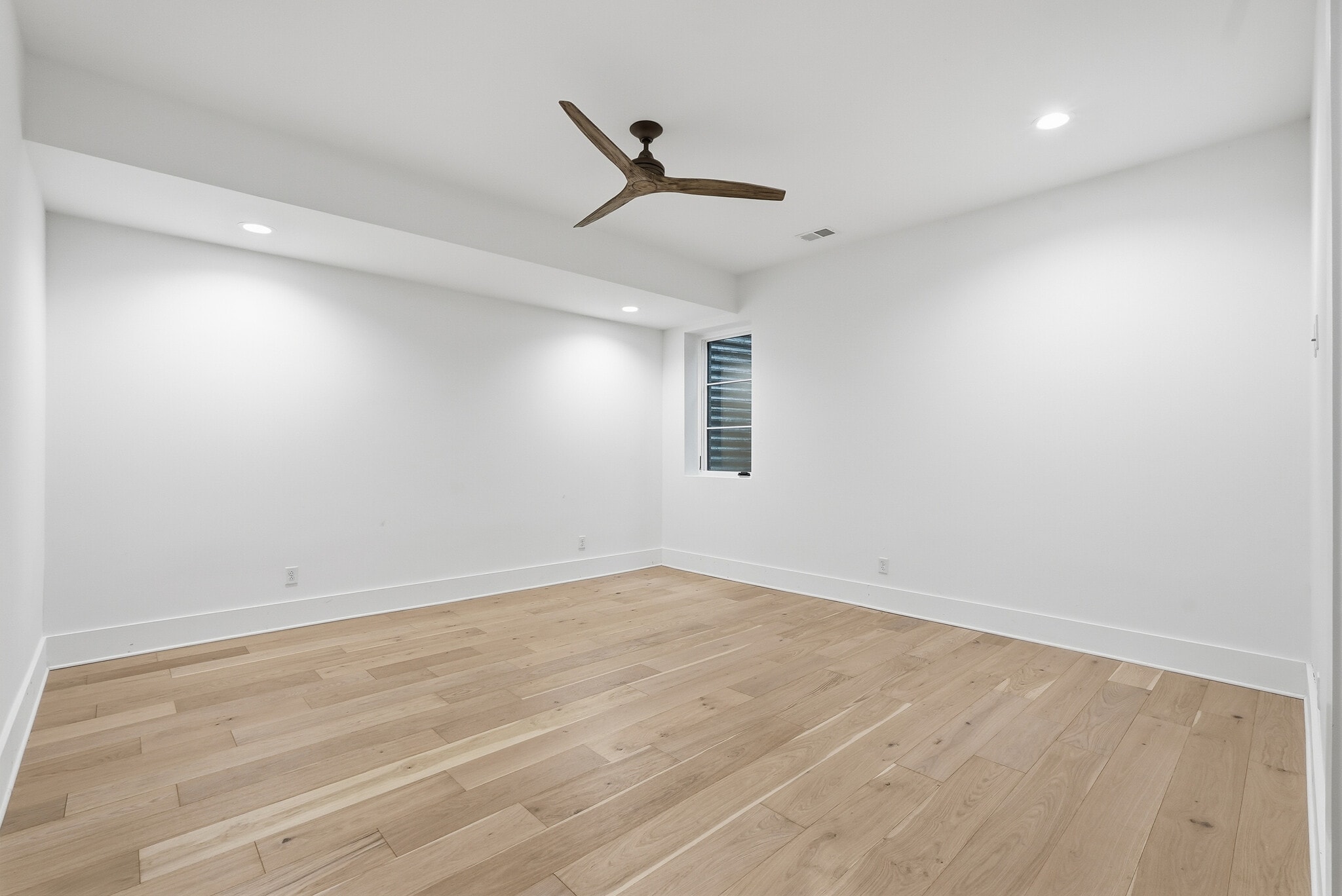Spacious bedroom featuring modern flooring, neautral tones, and abundant natural light - 3718 West End Ave