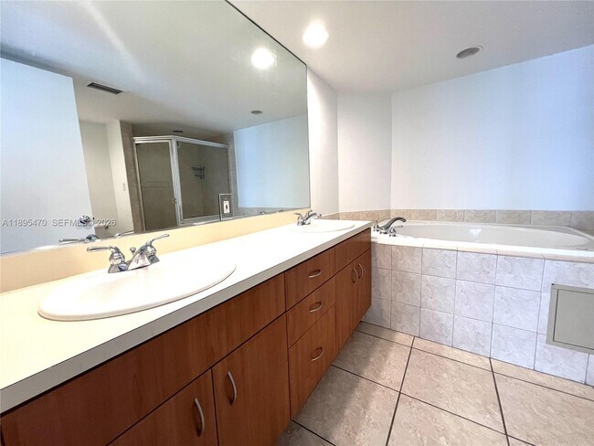 Building Photo - 5600 Collins Ave