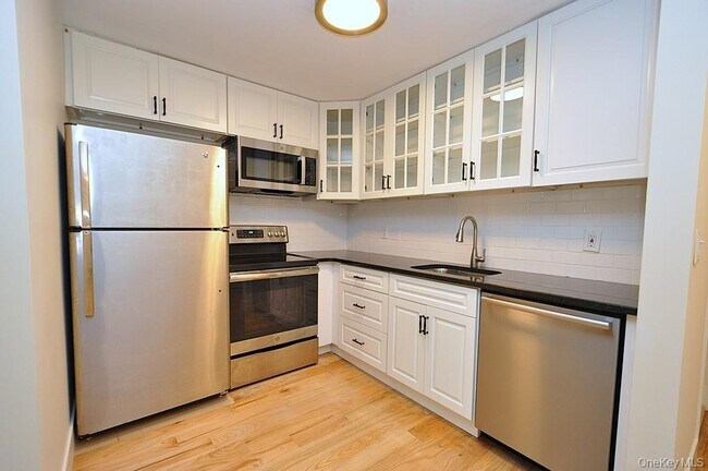 Primary Photo - 407 Woodland Hills Rd