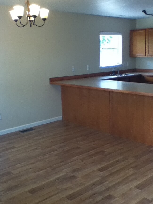 Building Photo - 4 Bedroom 2 Bathroom House - Close to MSU Campus