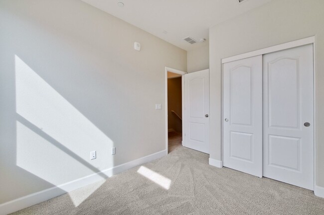 Building Photo - 3 bed 3 bath home in Blossom Hill area!