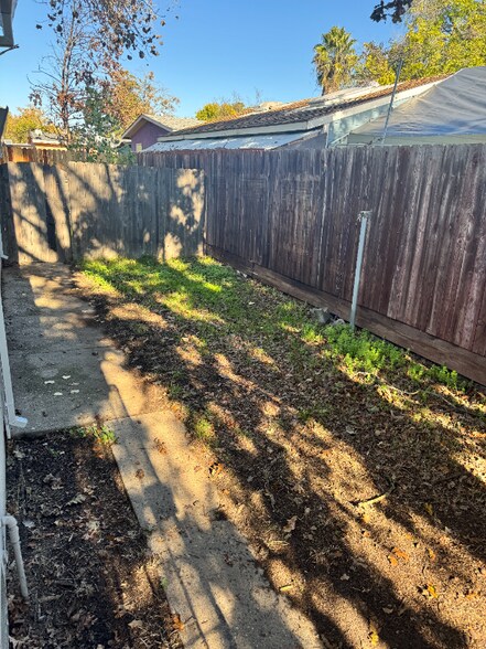 Building Photo - 1161 Acacia Ave