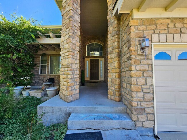 Building Photo - 1550 S De Gaulle Cir