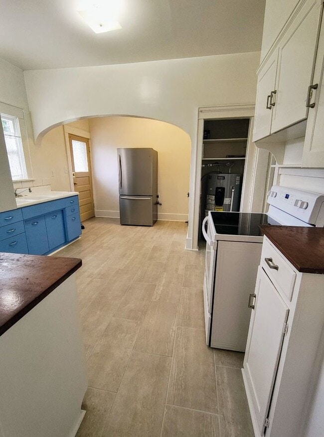 Building Photo - Adorable 3 Bedroom 1 Bath Cape Cod Home