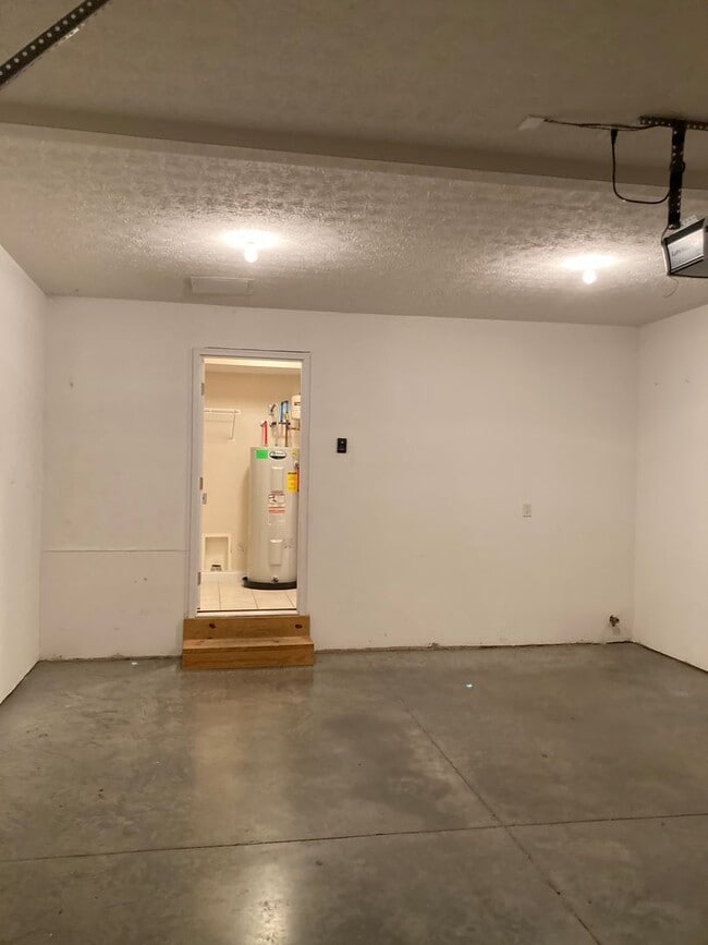Building Photo - 141 Twin Lakes Dr