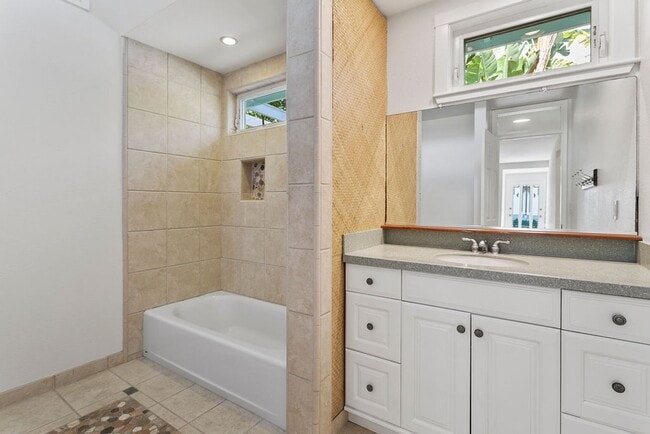 Building Photo - Charming Lantern District Bungalow