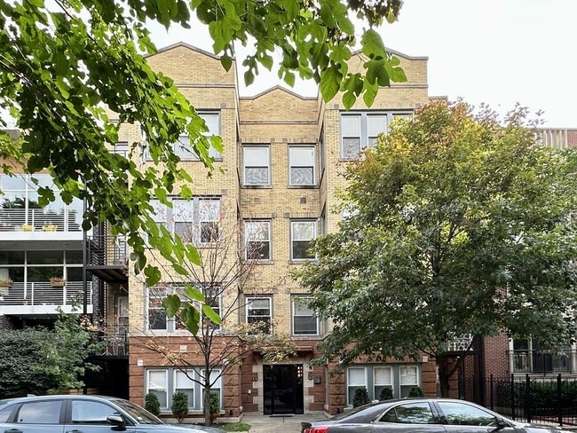 Building Photo - 2437 W Walton St