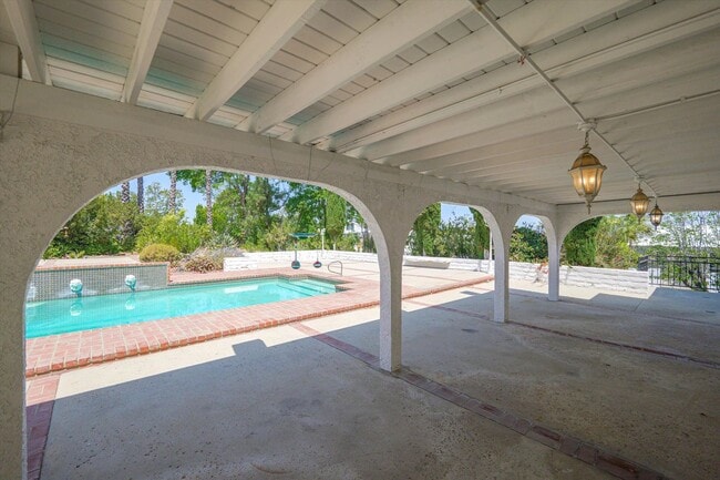Building Photo - 4041 Alonzo Ave